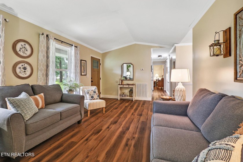 Completely Remodeled Home on a Double Lot - Move-In Ready! Don't - photo 7