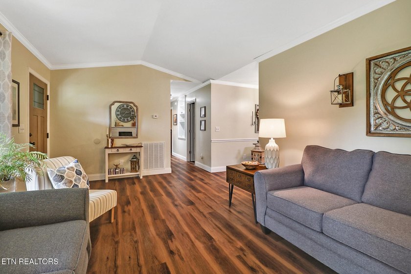 Completely Remodeled Home on a Double Lot - Move-In Ready! Don't - photo 8