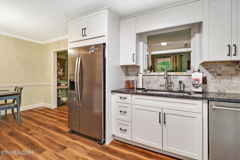 Completely Remodeled Home on a Double Lot - Move-In Ready! Don't - photo 10