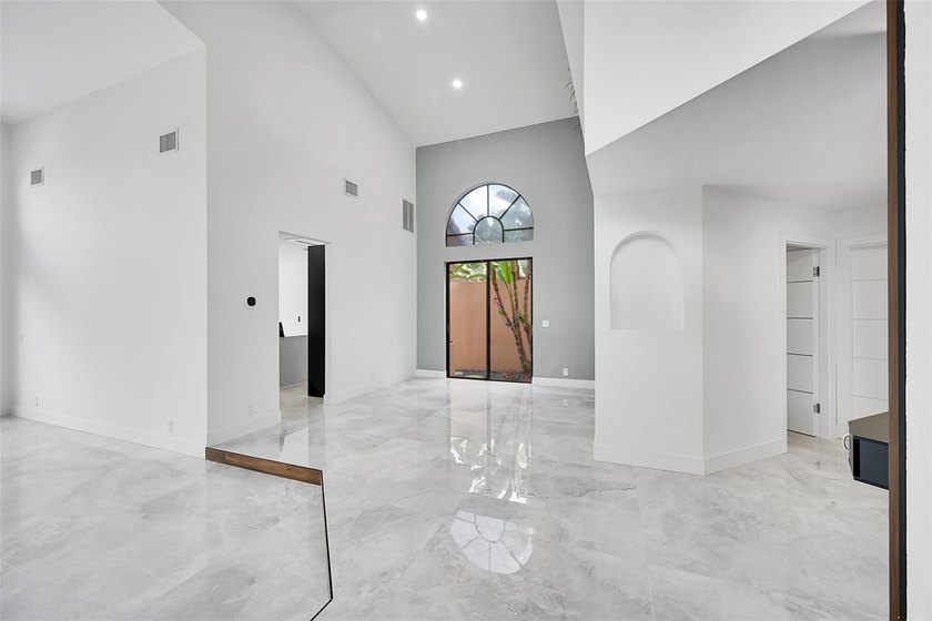 GREAT INVESTMENT. TENANT OCCUPIED. DO NOT DISTURB TENANT. This - photo 5