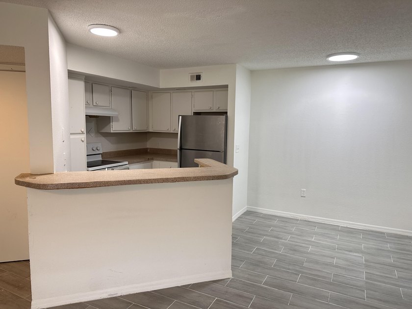 Welcome to paradise in West Palm Beach! This recently updated - photo 2