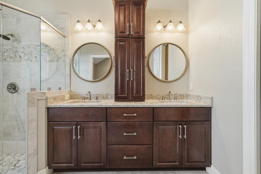 Custom-built home with flexible living space, oversized 3-car - photo 38