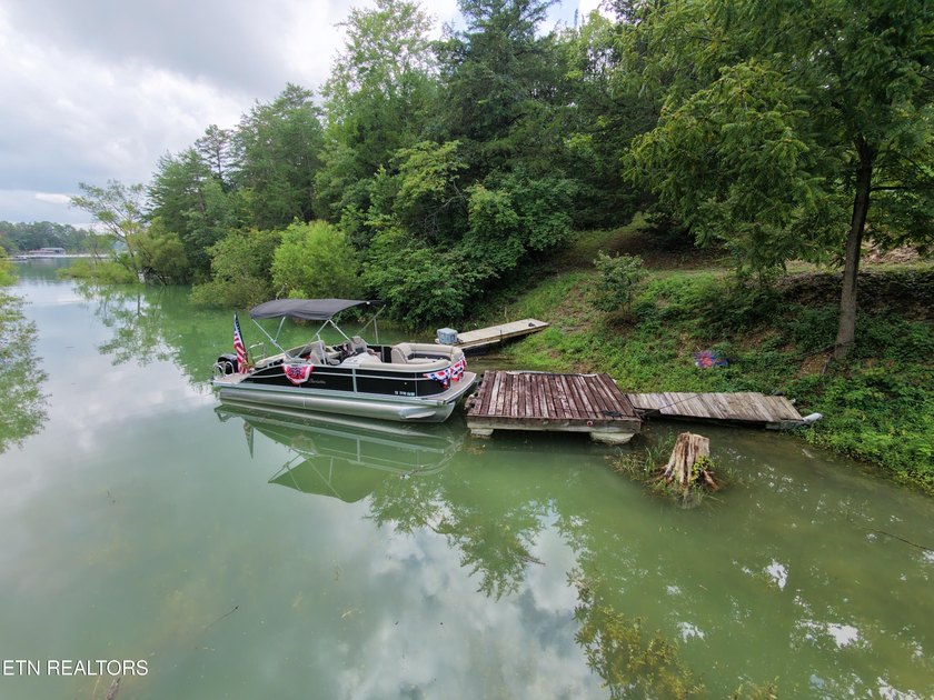Welcome to 975 Lake Smoky Rd, a rare lakefront retreat with 2 - photo 3