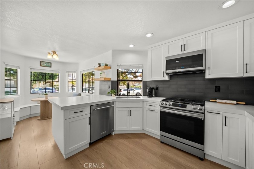 Welcome to this Completely Remodeled 3-bedroom, 3-bathroom home - photo 7
