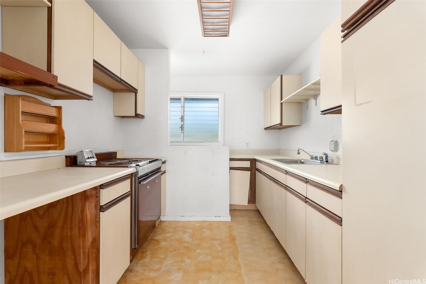 Spacious 6-bedroom, 3-bath home approximately 1968 sq. ft. of - photo 12