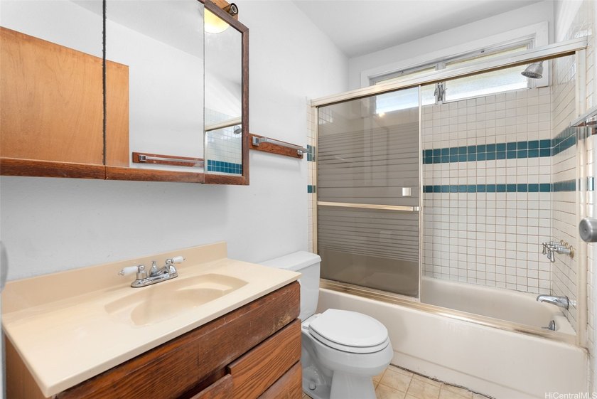 Spacious 6-bedroom, 3-bath home approximately 1968 sq. ft. of - photo 18
