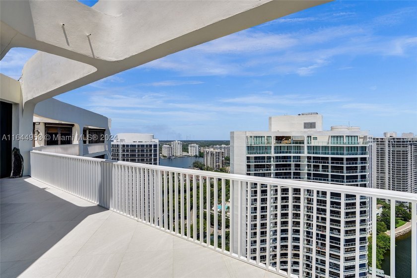 SPECTACULAR, FULLY REMODELED 2 STORY PENTHOUSE HOME OVERLOOKING - photo 23