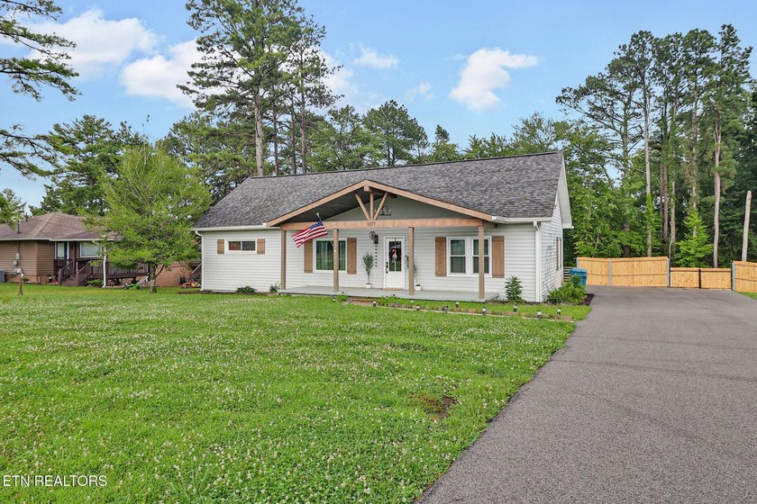 Could this be your dream home? Fully renovated with charming - photo 3