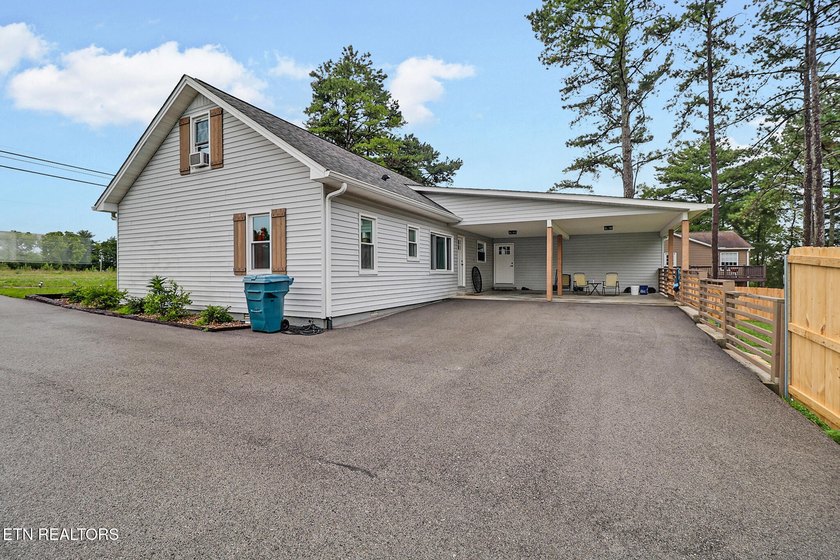 Could this be your dream home? Fully renovated with charming - photo 4