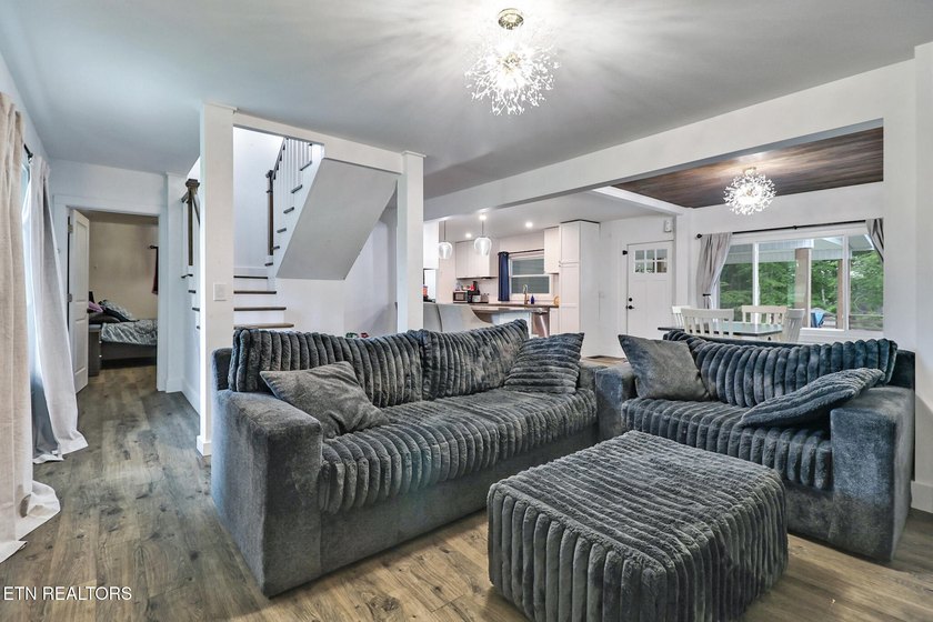 Could this be your dream home? Fully renovated with charming - photo 5