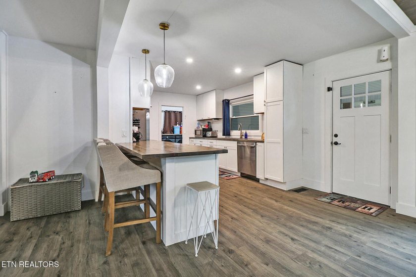Could this be your dream home? Fully renovated with charming - photo 8
