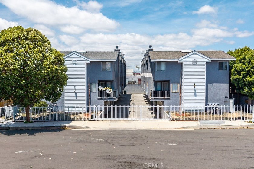 Welcome to this beautifully updated 3-bedroom, 2.5-bathroom home - photo 24