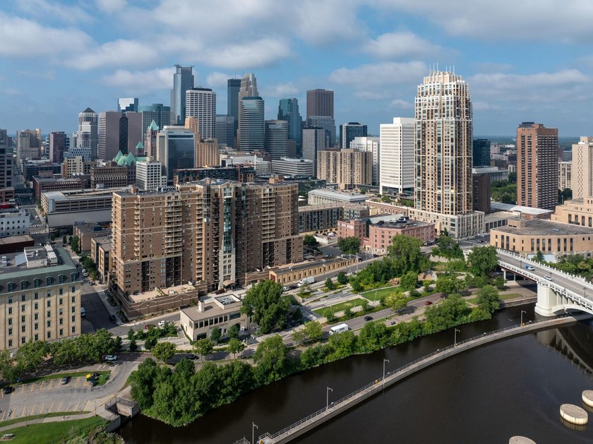 Gorgeous views of the city skyline and Mississippi riverfront - photo 44