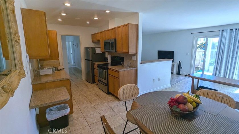 Spacious 3 bedroom ground level condo in central Ventura - photo 2