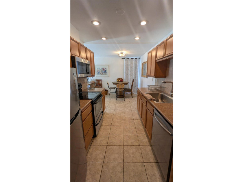 Spacious 3 bedroom ground level condo in central Ventura - photo 3