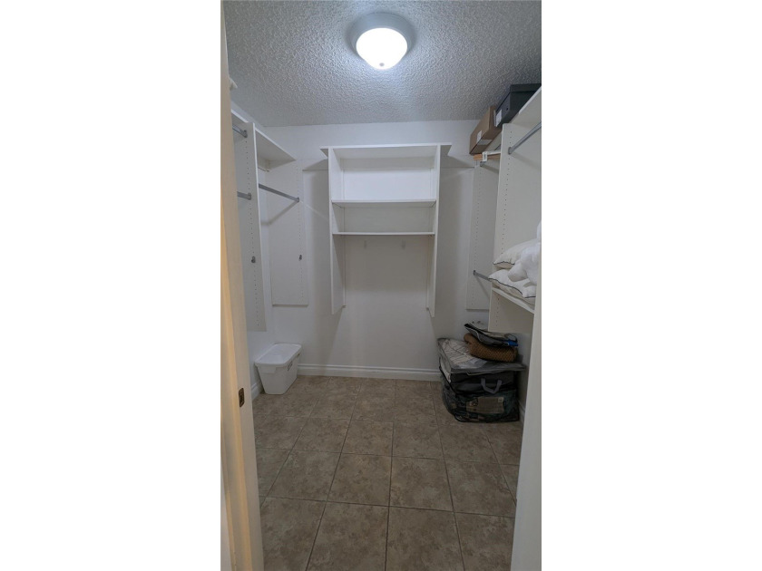 Spacious 3 bedroom ground level condo in central Ventura - photo 10