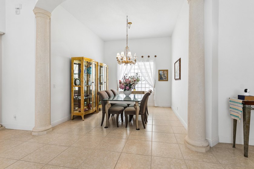 This Southern Exposure 3-bedroom, 2.5-bathroom residence on an - photo 6
