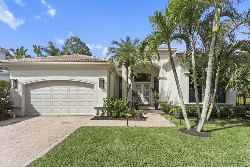 Welcome to this exceptional lakefront residence in the - photo 2