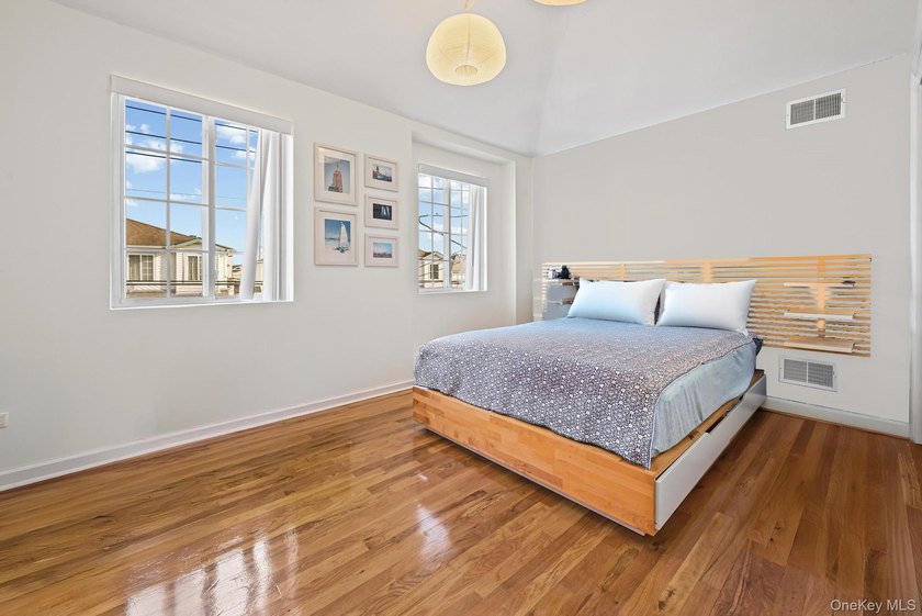 Welcome to this cozy, move-in-ready townhouse located on a quiet - photo 6