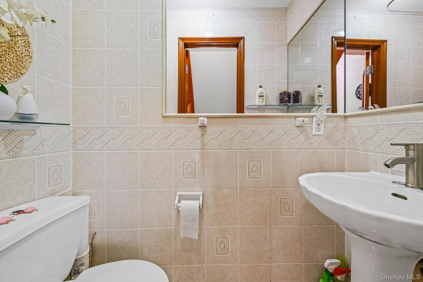 Welcome to this cozy, move-in-ready townhouse located on a quiet - photo 7