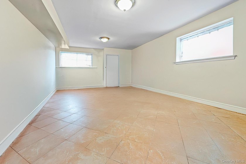 Welcome to this cozy, move-in-ready townhouse located on a quiet - photo 9