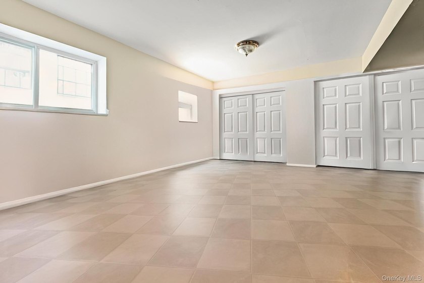 Welcome to this cozy, move-in-ready townhouse located on a quiet - photo 10