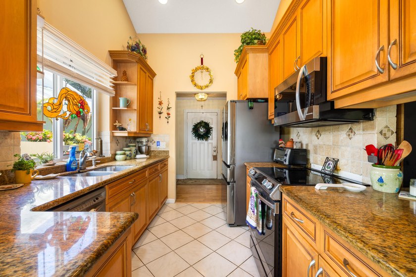 Welcome to 224 Cape Pointe Circle situated on an oversized - photo 5