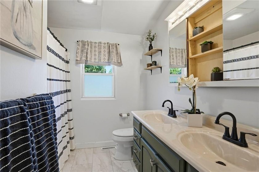 Welcome to this bright and inviting home in Warwick's desirable - photo 11
