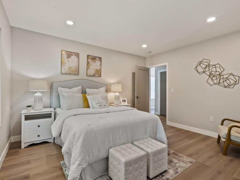 Exceptional Rose Garden property offering 5 bedrooms and 4 full - photo 12
