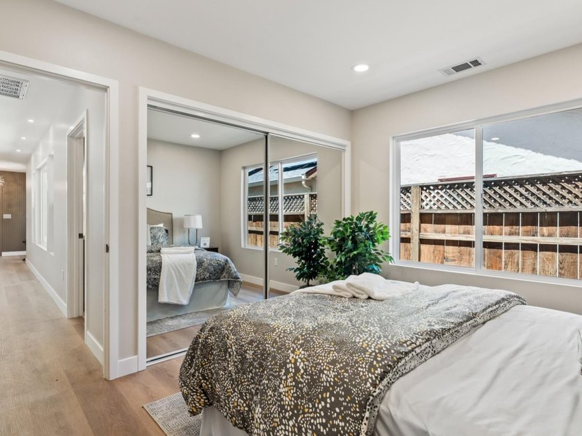 Exceptional Rose Garden property offering 5 bedrooms and 4 full - photo 21