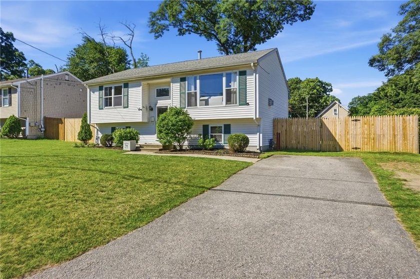 Welcome to this bright and inviting home in Warwick's desirable - photo 21