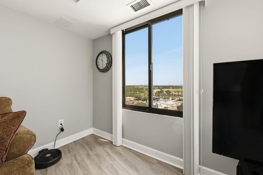 Fully renovated one-bedroom, one-bathroom condo in the Atlantis - photo 31