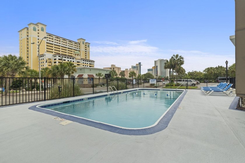 Fully renovated one-bedroom, one-bathroom condo in the Atlantis - photo 36