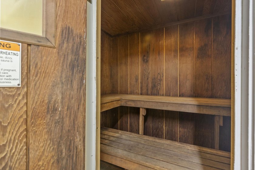 Fully renovated one-bedroom, one-bathroom condo in the Atlantis - photo 39