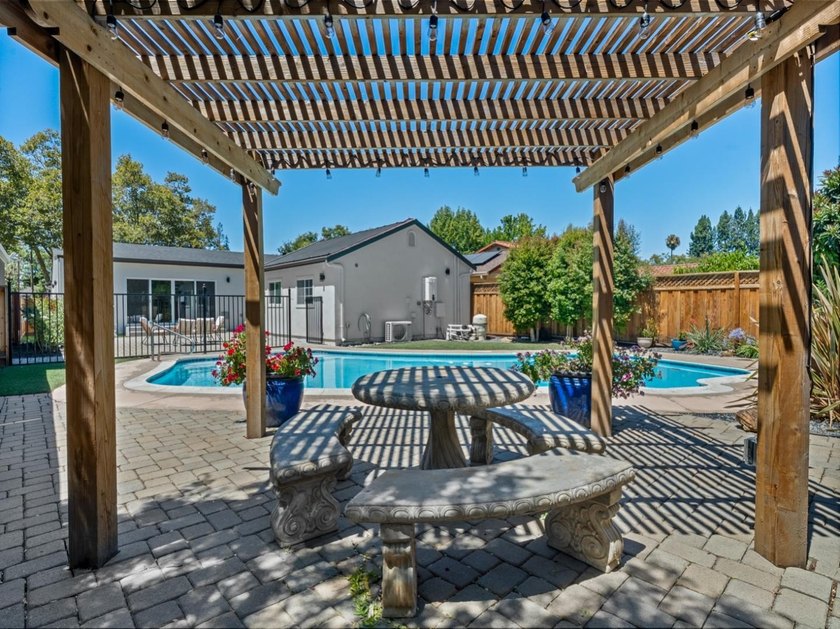 Exceptional Rose Garden property offering 5 bedrooms and 4 full - photo 48