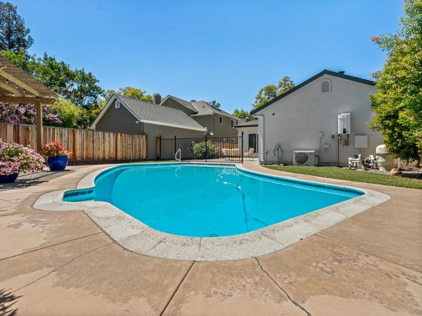Exceptional Rose Garden property offering 5 bedrooms and 4 full - photo 49