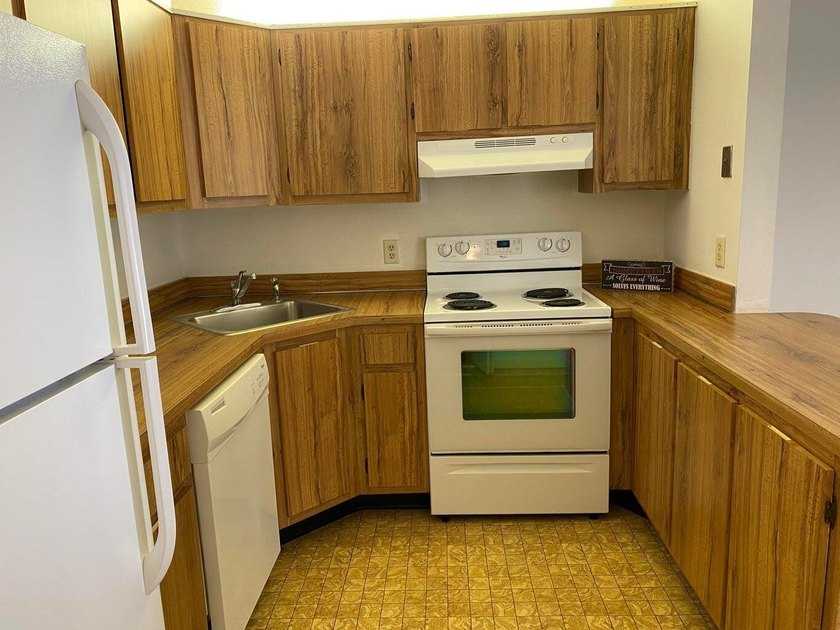 Spacious 2 BR / 2 Bath unit, in all age gated community. Lease - photo 7