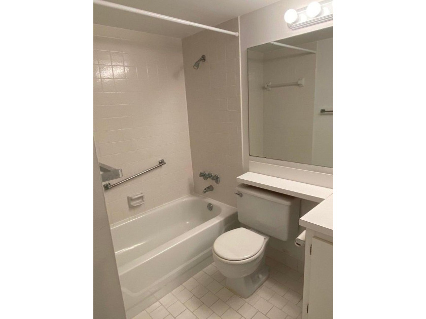 Spacious 2 BR / 2 Bath unit, in all age gated community. Lease - photo 9