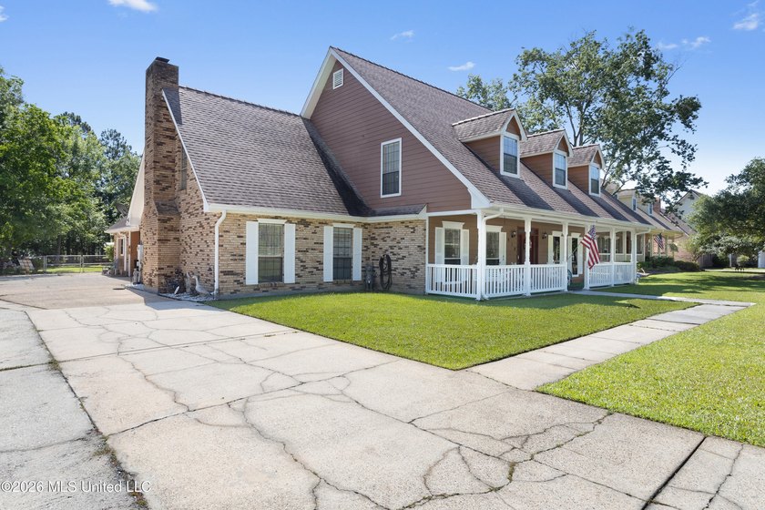 Welcome to 918 N Country Club Lane - a beautifully maintained - photo 4