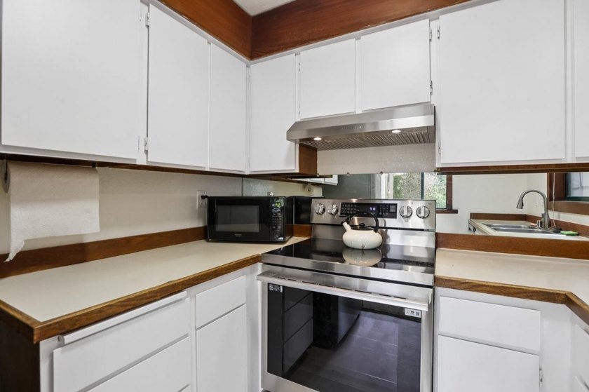 Situated in the secure oasis of Pacific Terrace, this spacious - photo 5