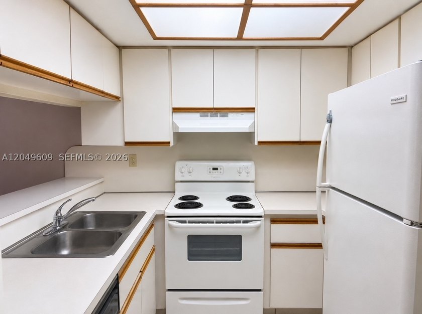 Welcome to this spacious 2-bedroom, 2-bathroom first-floor unit - photo 2