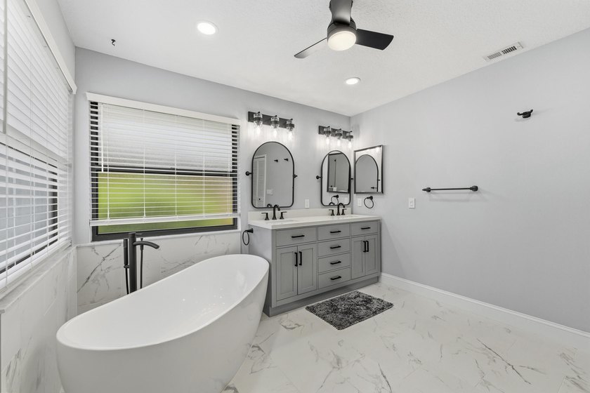 Beautifully updated 3-bedroom, 2-bath home with a 2-car garage - photo 10