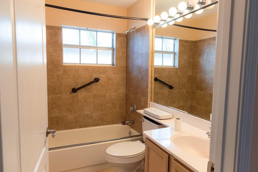 Beautiful 3BR/2BA home with 2-car garage located in the gated - photo 22