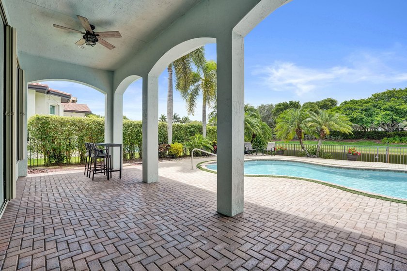 Welcome to this beautiful tranquil, lake front/pool beauty, 3 - photo 2