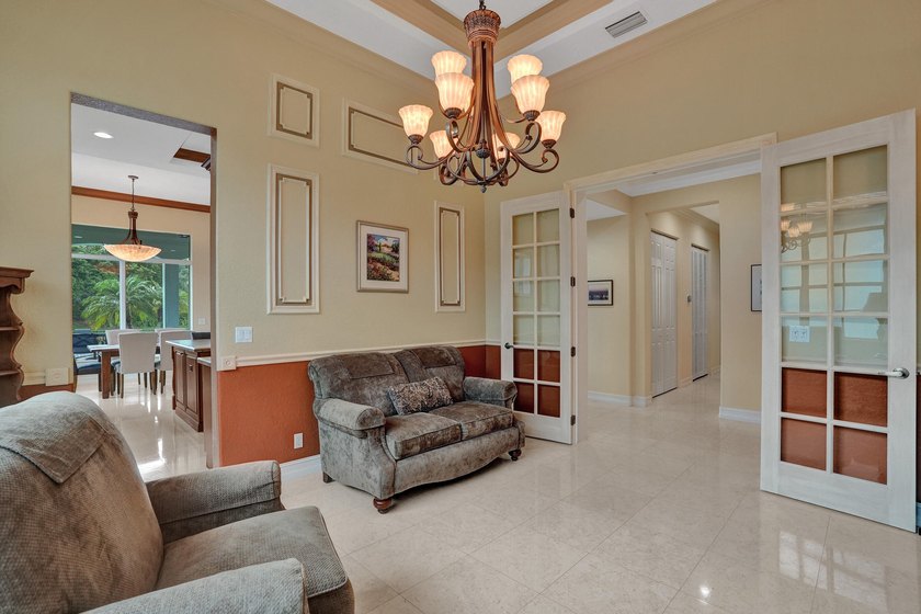 Welcome to this beautiful tranquil, lake front/pool beauty, 3 - photo 10