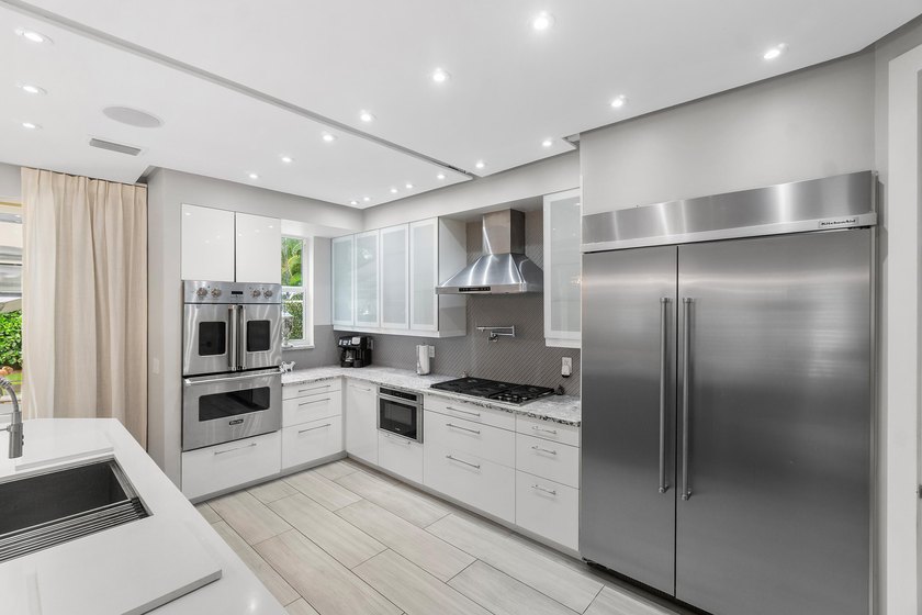 Welcome to this exceptional, fully upgraded 3-bedroom, 3.5-bath - photo 9