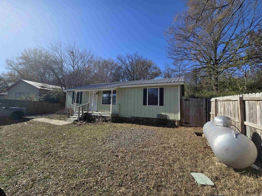 Perfect starter home or investment property. Located close to - photo 3