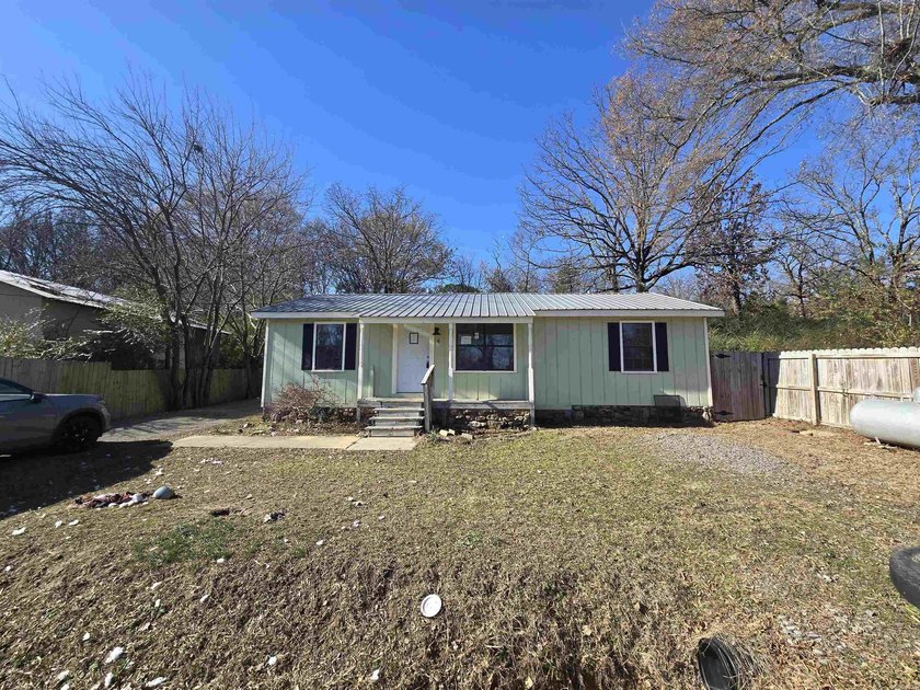 Perfect starter home or investment property. Located close to - photo 4