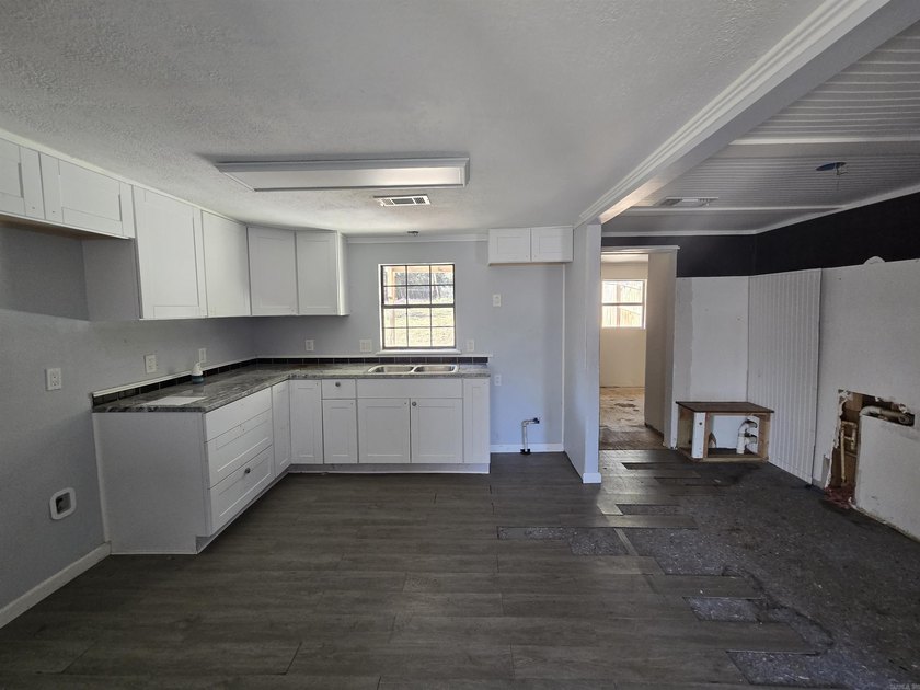 Perfect starter home or investment property. Located close to - photo 9