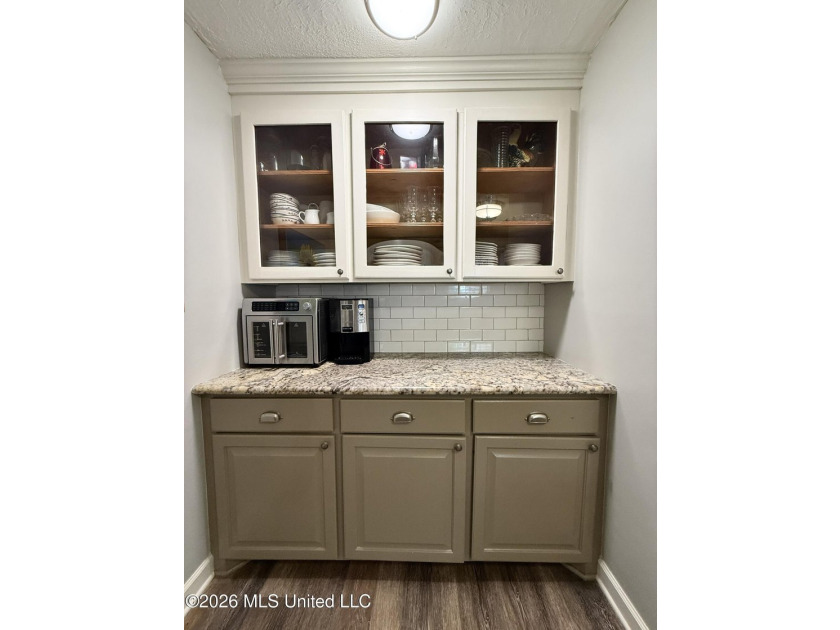 Adorable and meticulously maintained 3 bedroom 2 full bathroom - photo 12